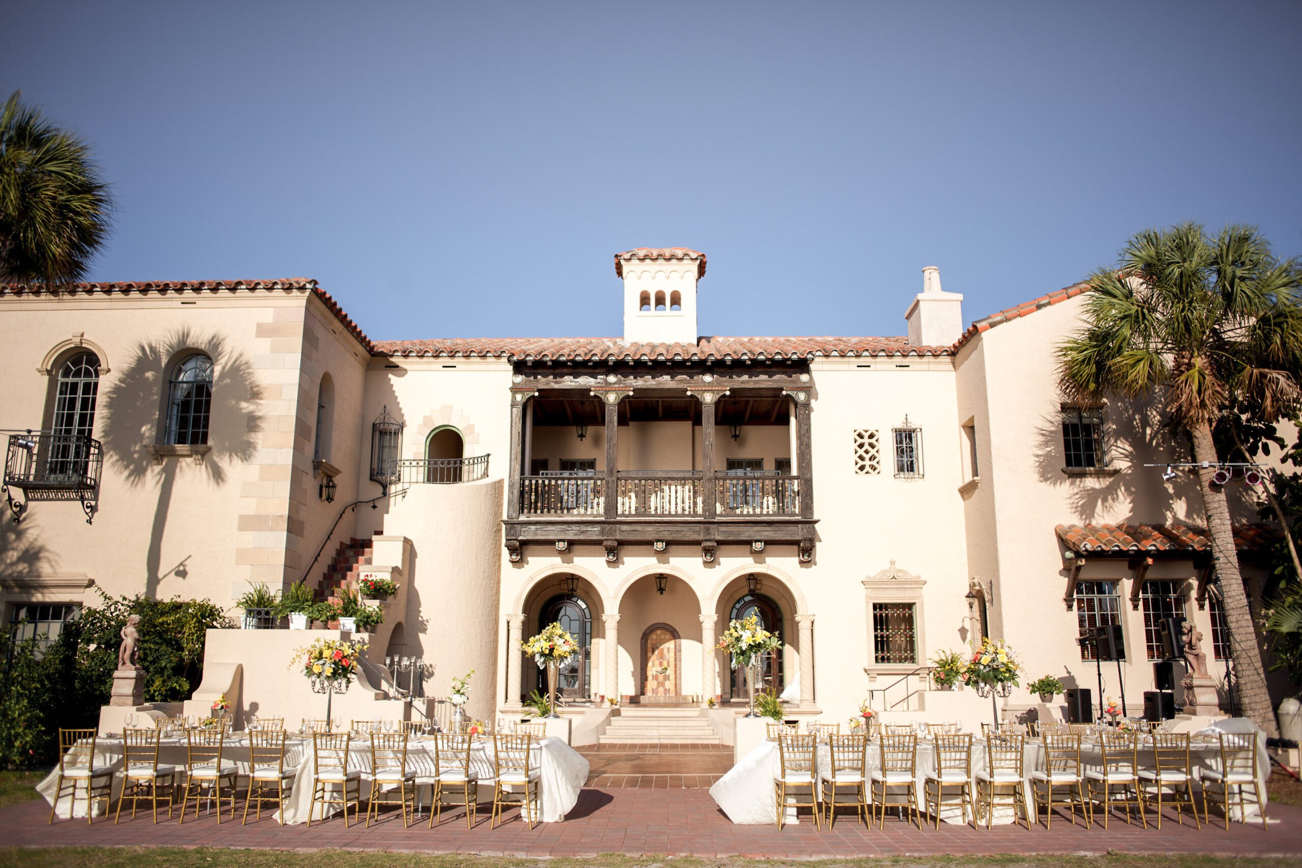 A refined waterfront wedding at the Powel Crosley Estate in Sarasota, Florida, featuring a coastal ceremony, timeless architecture, and an elegant courtyard reception.
